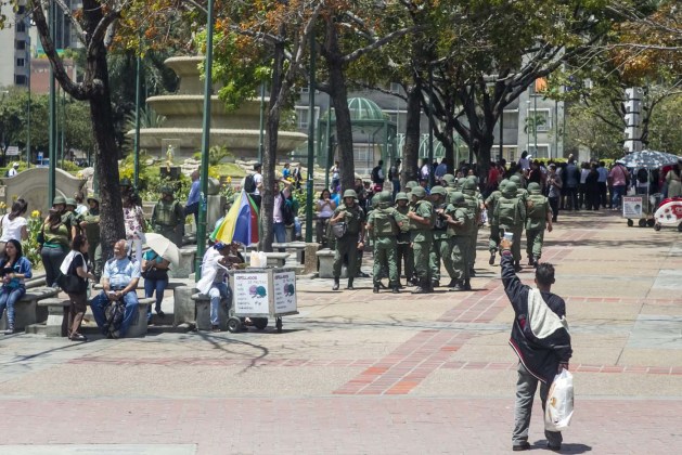 GUARDIA NACIONAL CUSTODIA CALLES EN CHACAO Y ALTAMIRA