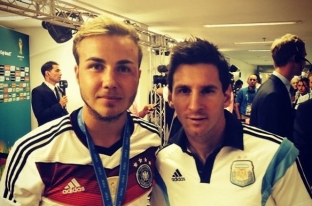 Gotze-posa-junto-a-Messi