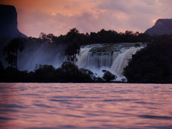 LAGUNA DE CANAIMA SALTO HACHA (FOTO- FRTZ SÁNCHEZ) BAJA