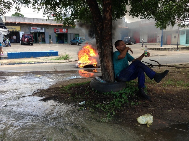 Residentes de un vecindario en Ciudad Guayana, Venezuela, bloquean el trafico quemando cauchos como protesta por una tubería rota. (Nick Miroff/The Washington Post)