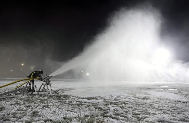 Un empleado del centro turístico Yongpyeong esparce nieve artificial en una colina hoy, martes 28 de octubre de 2014, en PyeongChang (Corea del Sur). El centro de recreo empezará a recibir los visitantes de la temporada entre el 8 y el 15 de noviembre. EFE/Yonhap/PROHIBIDO SU USO EN COREA DEL SUR