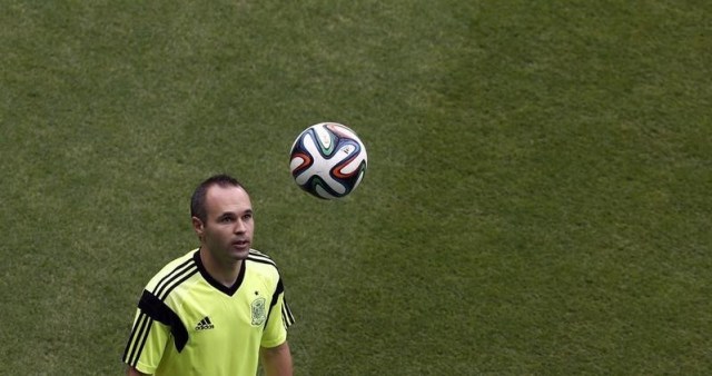 Foto: El mediocampista del Barcelona y la selección española de fútbol Andrés Iniesta en un entrenamiento en Salvador, Brasil, jun 12 2014 / Reuters 