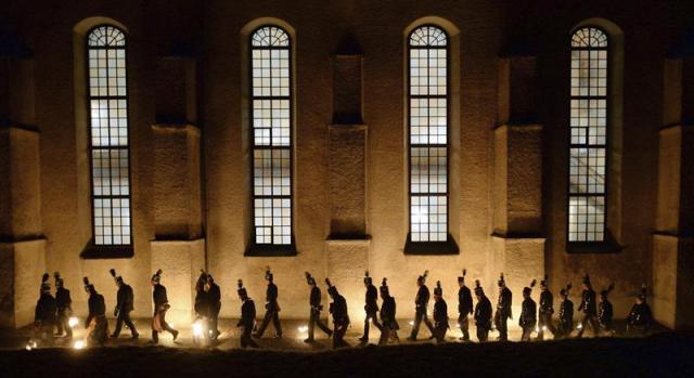 Miembros de la Hermandad de Mineros de Joehstadt portan lámparas de aceite a su llegada a la Iglesia de San Salvador para asistir a la tradicional Misa de Navidad, en Joehstadt, Sajonia (Alemania), hoy, 25 de diciembre de 2014. EFE/Hendrik Schmidt