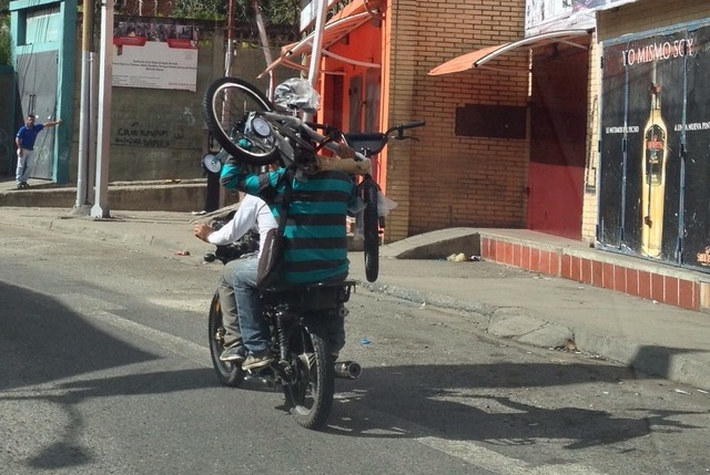 Subida a Los Guayabitos, carretera hacia la USB el 14 de diciembre de 2014 a las 9:20 am / Foto Mario Martínez