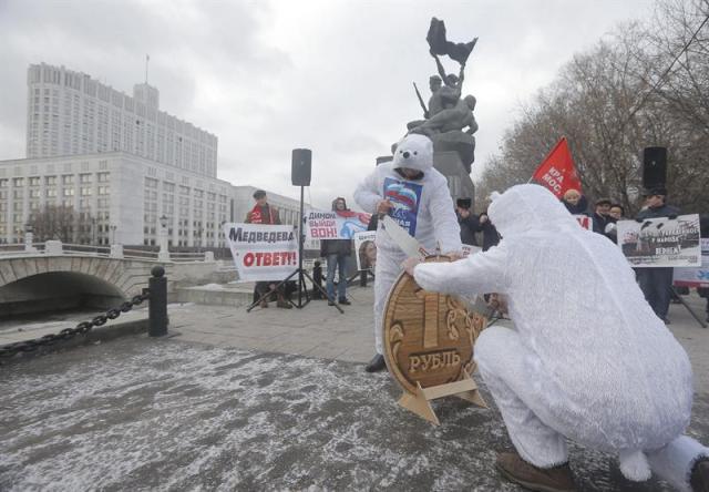 Simpatizantes del partido comunista vestidos de osos blancos participan en una protesta contra las políticas del gobierno ante el Parlamento en Moscú (Rusia) hoy, lunes 22 de diciembre de 2014. La economía rusa ha entrado en recesión debido a la caída de los precios del petróleo, la cotización a la baja del rublo y las sanciones impuestas por Occidente a raíz del conflicto de Ucrania. EFE/Maxim Shipenkov