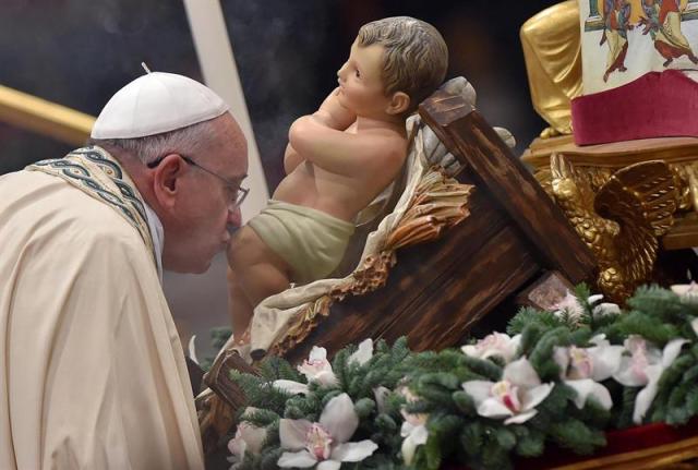 El papa Francisco besa una figura del niño Jesús durante la celebración de las Vísperas y la solemne ceremonia del Te Deum en la Basílica de San Pedro del Vaticano hoy, miércoles 31 de diciembre de 2014. Esta tradición se celebra cada 31 de diciembre desde que la iniciara el papa Pablo VI en su "Marialis Cultus". EFE/Ettore Ferrari