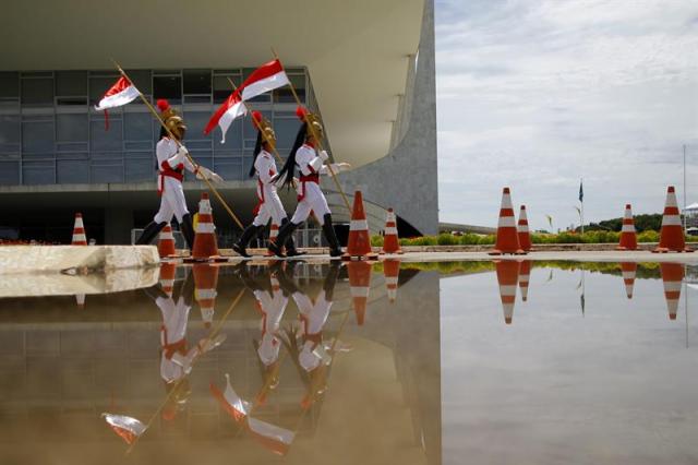 Soldados de la Guardia Presidencial participan hoy, miércoles 31 de diciembre de 2014, en los preparativos para la ceremonia de investidura de la presidenta brasileña, Dilma Rousseff, en el Palacio do Planalto en Brasilia (Brasil). La presidenta brasileña, Dilma Rousseff, asume mañana su segundo mandato, que nace marcado por un grave escándalo de corrupción en la estatal Petrobras y una precaria situación económica que la obligará a aplicar impopulares ajustes. EFE/Fernando Bizerra Jr.