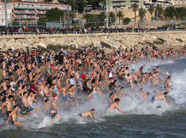 Se ha celebrado este mediodía para despedir el año el tradicional baño de San Silvestre de Tarragona que este año ha llegado a su 30 edición en la que han participado varios centenares de personas que han desafiado la baja temperatura del agua ayudados por un sol radiante que ha hecho soportable la estancia fuera del agua. EFE/Jaume Sellart