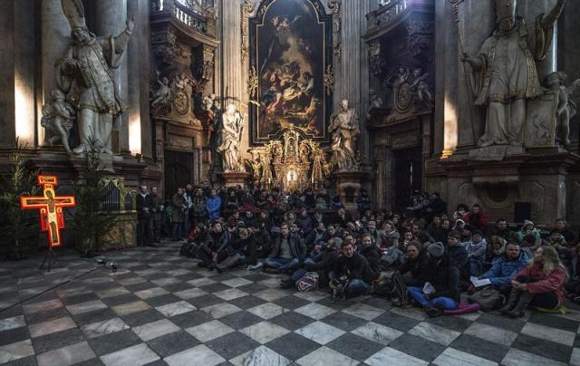  Miembros de la comunidad Taize asisten a una misa en la Catedral de San Nicolás en Praga (República Checa) hoy, martes 30 de diciembre de 2014. Más de 30.000 peregrinos visitarán la catedral hasta el 2 de enero de 2015. EFE/Filip Singer