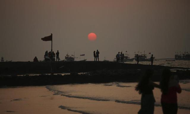 Decenas de personas se congregan en una playa del mar de Omán para celebrar la Nochevieja, en Bombay, en la India, hoy, miércoles 31 de diciembre de 2014. EFE/Divyakant Solanki