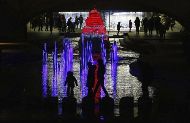  Fuentes iluminadas dan la bienvenida al Año Nuevo en Seúl, Corea del Sur, hoy, miércoles 31 de diciembre de 2014. EFE/Jeon Heon-Kyun