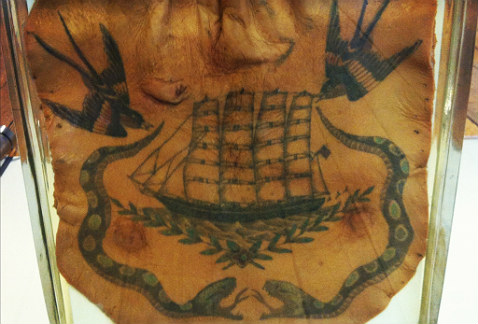 Foto: Detalle de un tatuaje preservado de 1800, expuesto en el Surgeons Hall Museum de Edinburgo / milenio.com