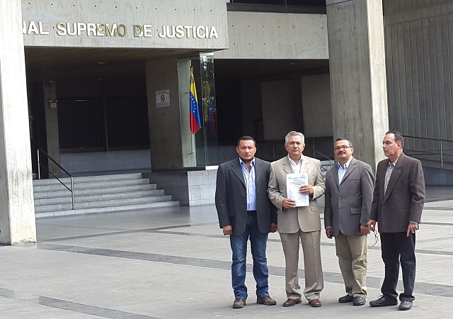 Pablo Medina TSj junto con sus abogados 1