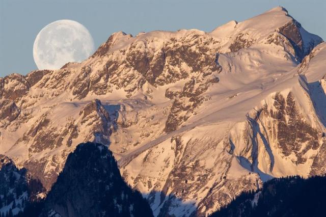 La luna decreciente vista sobre la montaña "Les Cornettes de Bise", situada en la frontera de Alta Savoya y el cantón de Valais en los Alpes Chablais suizos, en una imagen tomada hoy, miércoles 7 de enero de de 2015 desde Glutieres. EFE/Anthony Anex 