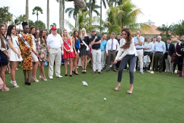 Miss Irlanda 2014 (d), quien juega golf hoy, lunes 12 de enero de 2015, en Doral (EE.UU.). La gala principal de Miss Universo se celebrará el próximo 25 de enero en un recinto deportivo de la Universidad Internacional de Florida (FIU), en un área no incorporada del Condado Miami-Dade. EFE