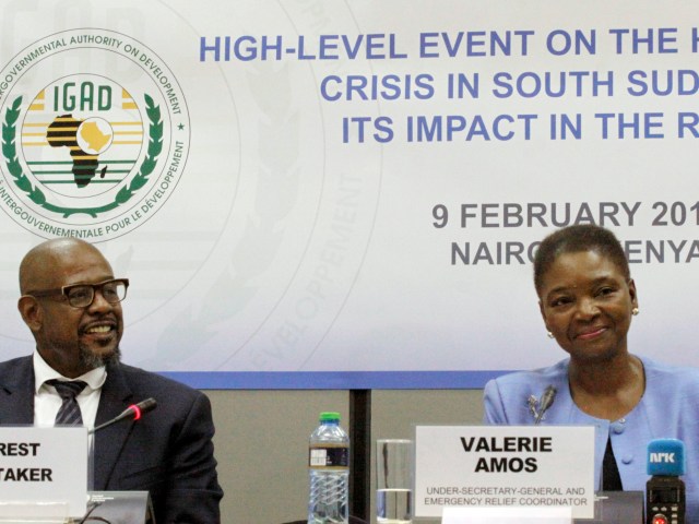 Valerie Amos, subsecretaria general de la ONU para Asuntos Humanitarios, y el enviado especial de la UNESCO Forest Whitaker hablan sobre la situación en Sudán del Sur, durante una conferencia de prensa en las oficinas de la ONU en Nairobi, Kenia, el lunes 9 de febrero de 2015. (Foto AP/Khalil Senosi)