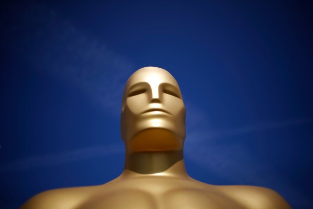 Foto: Una estatua de Oscar se encuentra en un estacionamiento cerca del Teatro Dolby Durante los preparativos por delante de los Premios de la Academia 87a en Hollywood / Reuters