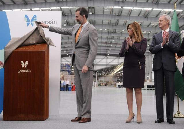 El Rey Felipe VI, acompañado por la presidenta andaluza, Susana Díaz,c., y el ministro de Defensa, Pedro Morenés,d, descubren un monolito durante su visita hoy a la fábrica de la multinacional Persán en Sevilla, donde presiden la celebración del 75 aniversario de la empresa, líder en el mercado nacional de detergentes y suavizantes, e inauguran sus últimas instalaciones, un laboratorio de I de 800 metros cuadrados, un almacén automático con capacidad para 40.000 palés y las unidades de fabricación de detergentes en cápsulas. EFE/Raúl Caro