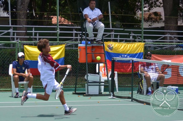 FRANCISCO LAMAS (VEN) CORRIENDO UNA PELOTA