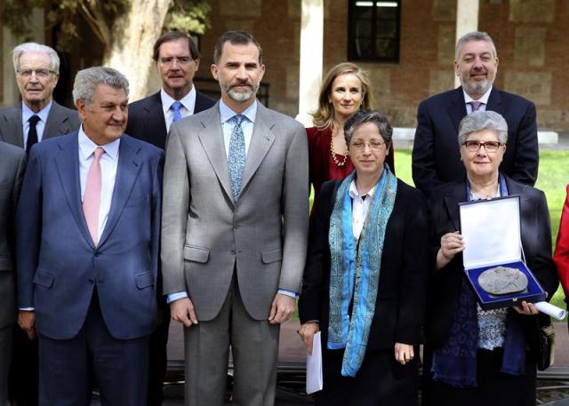 El Rey Felipe VI posa junto al presidente del Congreso de los Diputados, Jesús Posada (i), la superiora general de la congregación las Adoratrices, Teresa Valenzuela (2d), y la superiora provincial de la congregación, Margarita Navío (d), entre otras personalidades, tras finalizar el acto de entrega hoy, en el Paraninfo de la Universidad de Alcalá de Henares, del VI Premio de Derechos Humanos Rey de España, concedido este año a la congregación religiosa de Las Adoratrices, fundada en España en 1856 y dedicada desde entonces a ayudar en todo el mundo a mujeres víctimas de explotación para buscarles un futuro mejor, trabajo y dignidad. EFE/Ballesteros