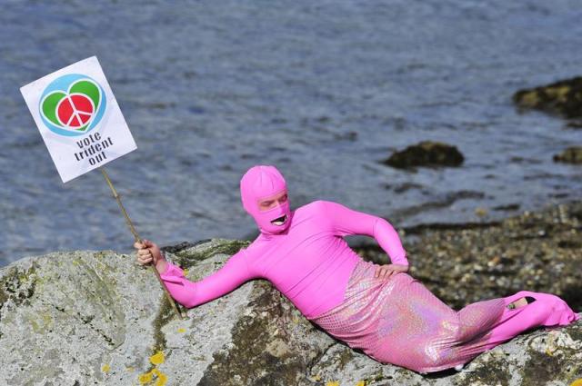 Un manifestante disfrazado participa en una protesta en la base naval Faslane en Helensburg, Escocia (Reino Unido) hoy, lunes 13 de abril de 2015, para pedir el fin del programa de armamento nuclear conocido como Trident. EFE/Joey Kelly