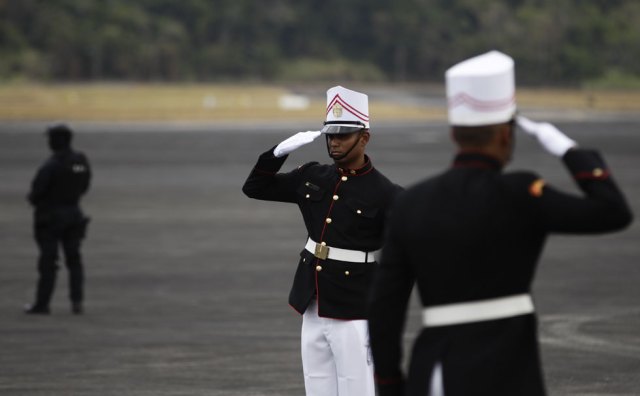 Guardia Presidencial panameña participa de un entrenamiento para la Cumbre de las Américas en Panamá, 26 de marzo de 2015. La 7ma Cumbre está prevista para el 10-11 de abril. (AP Foto/Arnulfo Franco)