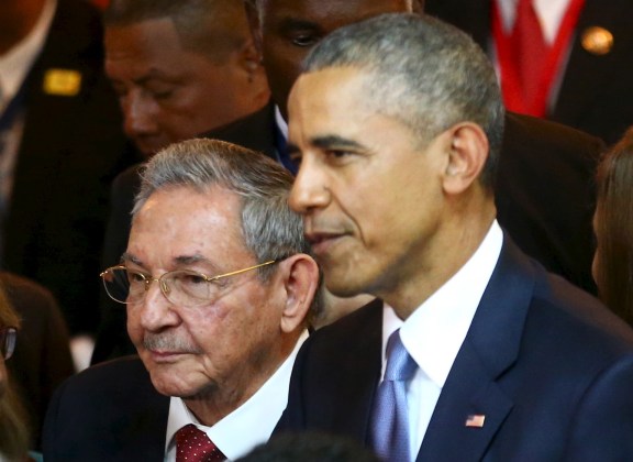 El presidente de Cuba, Raúl Castro, junto a su contraparte estadounidense, Barack Obama, antes de la inauguración de la Cumbre de las Américas (Foto Reuters)