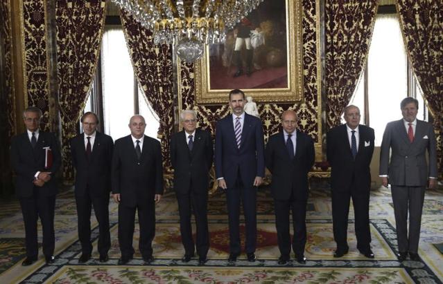 El Rey Felipe VI ha recibido hoy, en el Palacio Real, al presidente italiano, Sergio Mattarela (4i), al que después, acompañado de la Reina Letizia, ofrecerá un almuerzo. EFE/J. J. Guillén