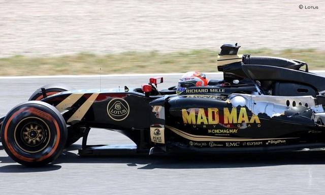 Lotus rotuló sus carros con el nombre de la película Mad Max de Warner Bros para el GP de España. / maldonado abandóno por un problema en el alerón trasero