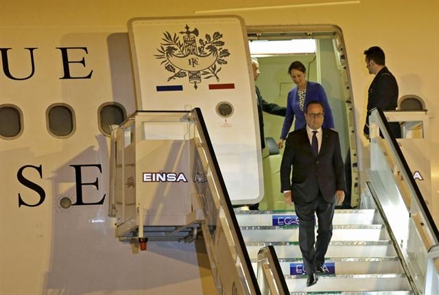 Hollande desciende la avión presidencial a su llegada a La Habana / Foto Reuters