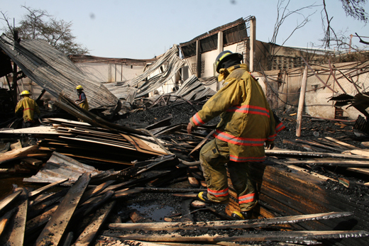 Foto: Fabrica de mueble en Aragua colapsa tras incendio / elaragueno.com.ve