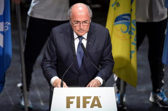 El presidente de la FIFA, Joseph Blatter da un discurso durante el 65 Congreso del organismo en Zúrich, Suiza hoy 28 de mayo de 2015. Blatter, aseguró que "no hay sitio para la corrupción de ningún tipo" en la organización que dirige desde 1998, y que "es necesario empezar a restaurar la confianza". EFE/Walter Bieri