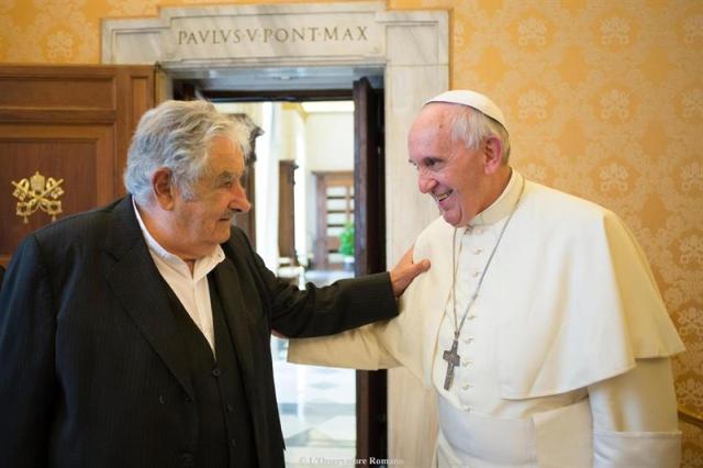 Imagen cedida por L'Osservatore Romano del papa Francisco (dcha) junto al expresidente uruguayo José Mujica, durante la reunión que han mantenido en Ciudad del Vaticano, el 28 de mayo del 2015. EFE/Osservatore Romano