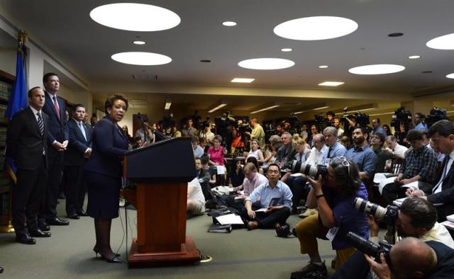 El fiscal federal para el Distrito Este de Nueva York, Kelly T. Currie (i), la fiscal general de Estados Unidos, Loretta E. Lynch (4i) y el director del FBI, James B. Comey (2i) durante una rueda de prensa celebrada en Brooklyn, Nueva York, Estados Unidos hoy 27 de mayo de 2015. Lynch, acompañada de altas autoridades estadounidenses, anunció hoy los cargos contra 14 personas de la FIFA por diversos delitos, el mayor de ellos el de crimen organizado. Entre los acusados no se encuentra Blatter, pero sí dos vicepresidente de la organización, el uruguayo Eugenio Figueredo y el caimanés Jeffrey Webb, así como el expresidente paraguayo de la Conmebol Nicolás Leoz. EFE/Justin Lane