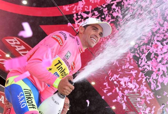 El ciclista español del Tinkoff-Saxo Alberto Contador celebra en el podio el liderato provisional de la general, tras la decimosexta etapa del Giro d'Italia, 134 kilómetros entre Tirano (Italia) y Lugano, Suiza, el 27 de mayo del 2015. EFE/Luca Zennaro