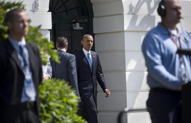 El presidente de Estados Unidos, Barack Obama (c), se dirige al helicóptero presidencial, el Marine One, en el ala sur de la Casa Blanca, Washington, Estados Unidos, hoy, jueves 14 de mayo de 2015. Obama viajará hoy a su residencia de Camp David (Maryland), que acoge su reunión con líderes de seis países del Golfo Pérsico, en una cumbre regional marcada por las negociaciones nucleares con Irán y los conflictos en Yemen, Irak, Siria y Libia. EFE/Shawn Thew