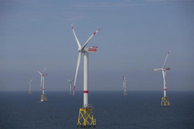 Aerogeneradores de la Granja Eólica de la compañía alemana de suministro energético RWE giran en el Mar del Norte, Alemania, hoy, 11 de mayo de 2015. La reunión de los ministros encargados de asuntos energéticos del G7 y del comisario europeo de Energía, Miguel Arias Cañete, empezó hoy en Hamburgo (norte de Alemania) con la mirada puesta en el acuerdo para la protección del clima que se debería lograr en la cumbre de París a finales de este año. EFE/CHRISTIAN CHARISIUS/POOL