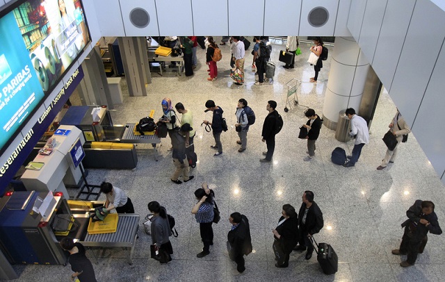 Una de las entradas a la zona de vuelos del aeropuerto internacional de Juala Lumpur / Chinadaily