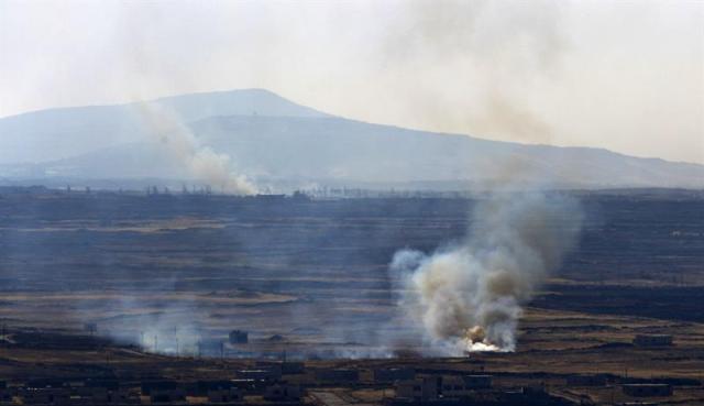  Columnas de humo se elevan en el aire tras varias explosiones en el lado sirio de la frontera con Israel hoy, miércoles 17 de junio de 2015. Israel se prepara para la posibilidad de acoger a refugiados del conflicto armado en Siria, en particular de aldeas drusas vecinas, pese a que se encuentra técnicamente en estado de guerra con el país vecino, informan hoy medios locales. EFE/Atef Safadi