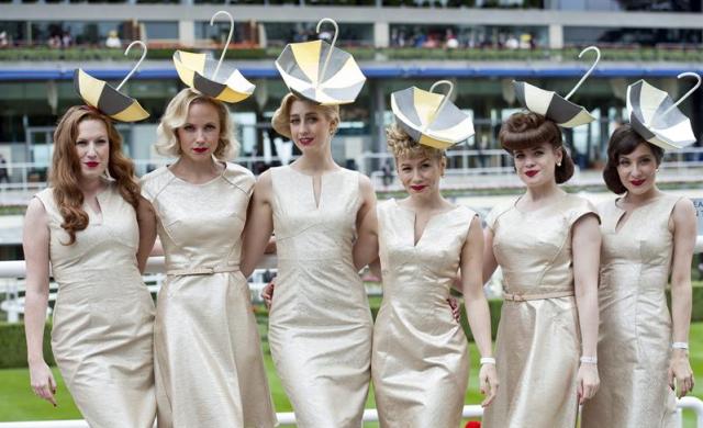 Un grupo de mujeres posa durante la segunda jornada del Royal Ascot, la competición hípica que cada año reúne a lo más selecto de la sociedad británica y cuya seña de identidad son las extravagantes pamelas que acostumbran a lucir las asistentes, en Londres (Reino Unido) hoy, miércoles 17 de junio de 2015. EFE/Will Oliver