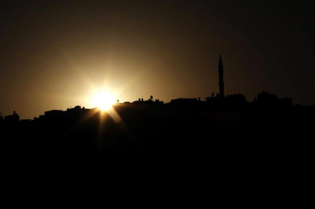 Vista de la silueta de la mezquita Al Kabeer durante la puesta de sol, en la aldea de Yabad, Cisjordania, hoy, jueves 18 de junio de 2015. El mes de ramadán que comienza hoy en casi todo el mundo musulmán no es solo un periodo de privaciones y prohibiciones, es en primer lugar un tiempo en que el creyente debe acercarse a Dios y emprender en su interior la búsqueda del "hombre nuevo". EFE/Alaa Badarneh