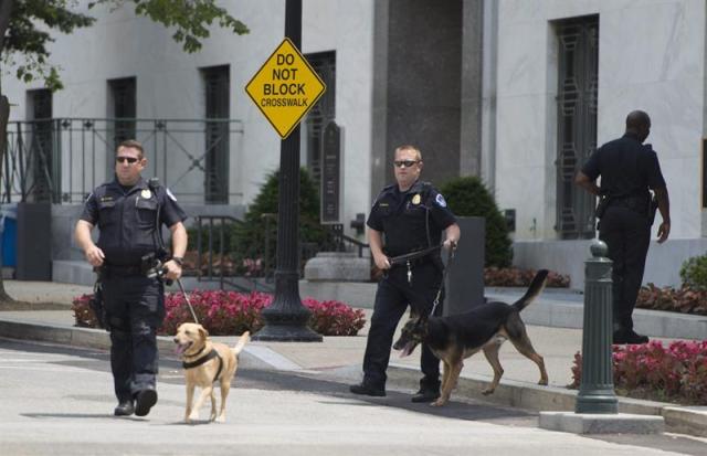 Miembros de la policía evacúan con caracter de emergencia tres plantas del edificio Dirksen del Senado en el Capitolio, Washington, Estados Unidos hoy 9 de junio de 2015 tras recibir una amenaza de bomba por telefóno. EFE/Shawn Thew