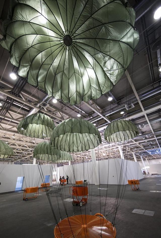 Vista de la instalación "Scenery" ("Escenario"), del artista mexicano Héctor Zamora, expuesta en Art Basel, considerada la mayor feria de arte moderno y contemporáneo del mundo, en Basilea, Suiza, hoy, lunes 15 de junio de 2015. La feria se inaugura el próximo 18 de junio. EFE/Patrick Straub