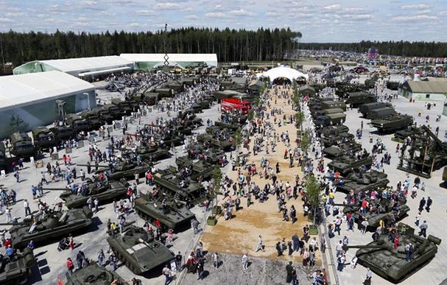 Vista general de vehículos militares expuestos en el foro técnico-militar internacional "Ejército-2015", en la localidad de Kubinka, en las afueras de Moscú, Rusia, el 18 de junio del 2015. EFE/Yuri Kochetkov