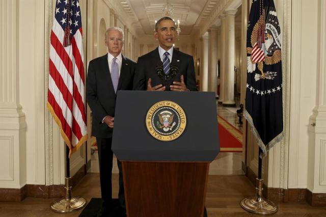 El presidente de EEUU, Barack Obama (d), y el vicepresidente Joe Biden, durante una comparecencia ante los medios en la Casa Blanca, hoy, 14 de julio de 2015, en Washington (EEUU). Obama advirtió hoy al Congreso de su país que vetará cualquier proyecto de ley que impida la aplicación del acuerdo entre las potencias mundiales e Irán sobre el programa nuclear iraní. "No tener un acuerdo significa una mayor probabilidad de que haya más guerras en Oriente Medio", alertó Obama a los legisladores. EFE/Andrew Harnik / Ap / Pool