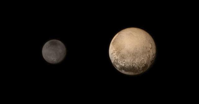 Imagen fechada el 11 de julio de 2015 y facilitada por la NASA que muestra una imagen de Plutón (dcha) y Charon, la más grandes las cinco lunas de plutón. La nave espacial estadounidense "New Horizons" hizo historia al aproximarse hoy, 14 de julio de 2015, a unos 12.500 kilómetros de Plutón, lo más cerca que se ha estado nunca del desconocido planeta enano. EFE/Nasa / Jhuapl / Swri /