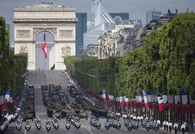 La unidad de infantería mecanizada avanza por la avenida de los Campos Elíseos (Champs-Élysées) durante el tradicional desfile militar del la Fiesta Nacional francesa en París (Francia), hoy, 14 de julio de 2015. El país celebra hoy su Fiesta Nacional, que conmemora el asalto el 14 de julio de 1789 por el pueblo de París de la cárcel de la Bastilla, que era símbolo del poder de la monarquía absolutista. EFE/IAN LANGSDON