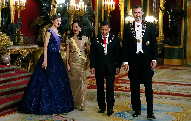 La tercera visita de Estado del reinado de Felipe VI permitió hoy ofrecer el esplendor de los salones del Palacio Real al presidente de Perú, Ollanta Humala, y su esposa, Nadine Heredia, agasajados por los Reyes con una cena de gala a la que ha asistido más de un centenar de invitados. (Fotos: Reuters/ AP/ EFE/ Presidencia del Perú)