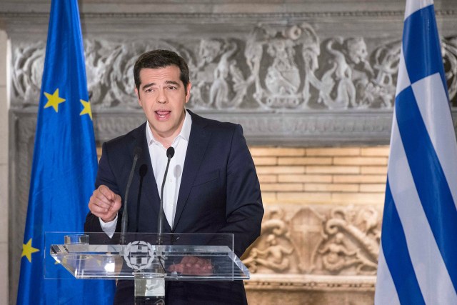 El primer ministro griego, Alexis Tsipras, durante una sesión parlamentaria en Atenas, Grecia, 16 de julio de 2015. Europa se aprestaba el jueves a reabrir el financiamiento a la atribulada economía de Grecia, horas después de que un dividido Parlamento griego aprobó un severo programa de rescate en una votación que dejó al gobierno sin mayoría y frente a la posibilidad de elecciones anticipadas en los próximos meses. REUTERS/Alkis Konstantinidis