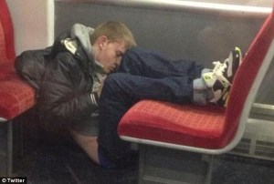 Curiosas fotos de pasajeros de tren que adoptaron una extraña forma para “echar un camarón”
